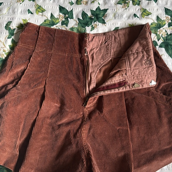 Pleated Corduroy Shorts - Picture 3 of 5